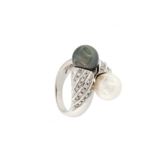 anello contrarié diamanti e perle
