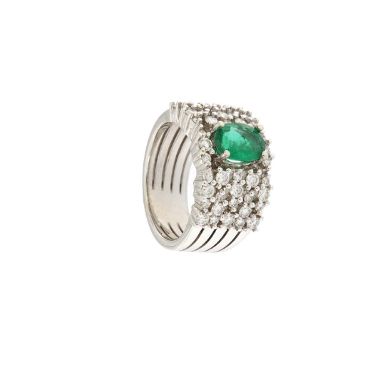 anello a fascia smeraldo e diamanti