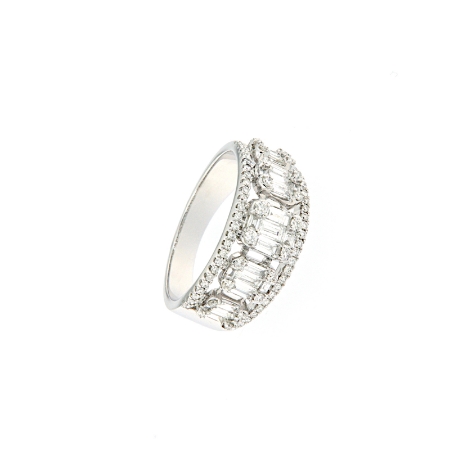 Anello con diamanti taglio baguettes