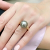 Anello in oro rosa con diamanti e perla grigia 
