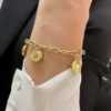 Bracciale in oro giallo con monete pendenti 