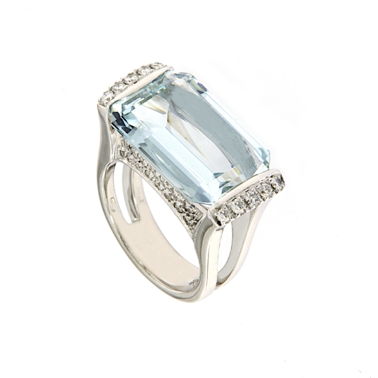 Anello con acquamarina e diamanti