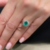 Anello con smeraldo girato di diamanti