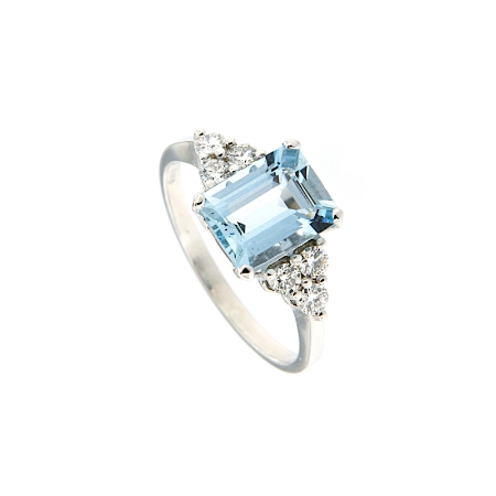 Anello con acquamarina e triangolo di diamanti 