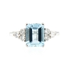 Anello con acquamarina e triangolo di diamanti 