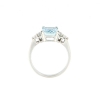 Anello con acquamarina e triangolo di diamanti 