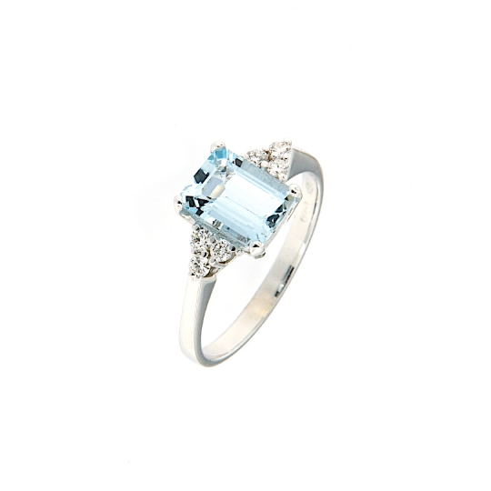 Anello con acquamarina e diamanti