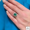 Anello con smeraldo rettangolare e diamanti