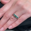 Anello trilogy con smeraldi e diamanti 