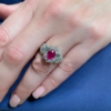 Anello con rubino e diamanti a giro