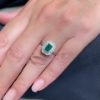 Anello con smeraldo rettangolare e diamanti 