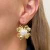 Orecchini a fiore in argento dorato e perle 