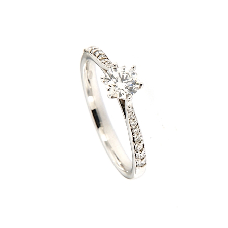 Anello solitario con diamanti