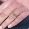 Anello a fascia sottile a fili in oro e diamanti