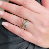 Anello a fascia larga in oro bianco e giallo bicolore