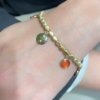 Bracciale con dadi in argento e charms di pietre sui toni del rosso		