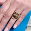 Anello a fascia nei tre colori dell'oro con diamanti