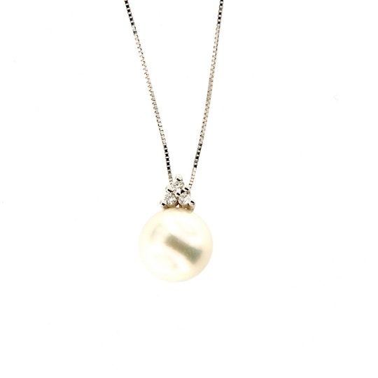 Collana con perla giapponese e diamanti