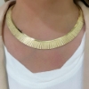 Collana corta in argento dorato piatta a degradare
