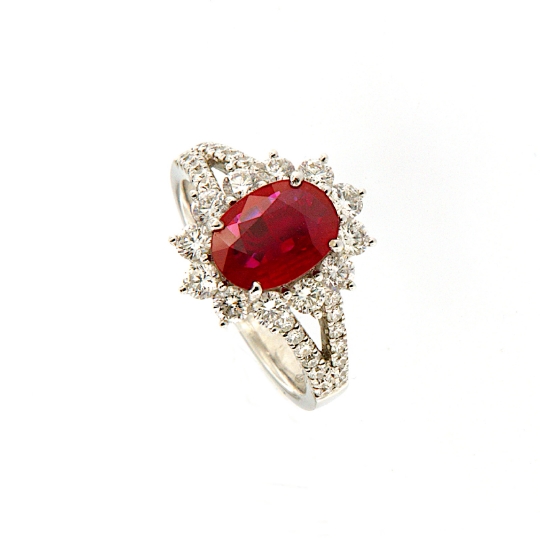 Anello con rubino e diamanti a giro