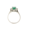 Anello con smeraldo e giro di diamanti