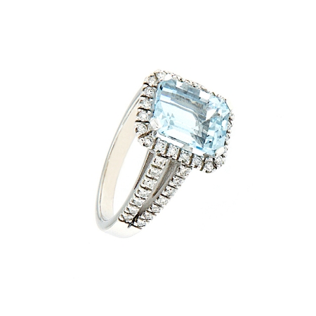 anello acquamarina rettangolare e diamanti
