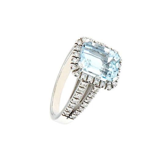 anello acquamarina rettangolare e diamanti