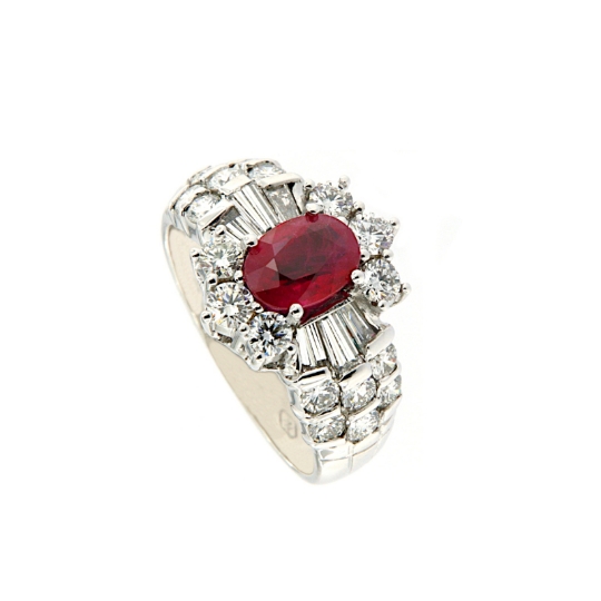 Anello con rubino e diamanti a giro