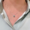 Collana con pendente di smeraldo e diamanti a giro