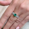 Anello grumette con diamanti e smeraldo