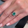 Anello con smeraldo e diamanti a giro