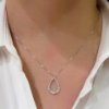 collana con pendente a goccia con diamanti