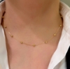 	Collana a girocollo in oro giallo con sfere lucide