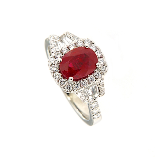 Anello con rubino e diamanti