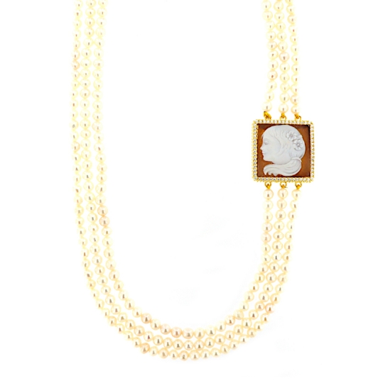 Collana a tre fili di perle con cammeo