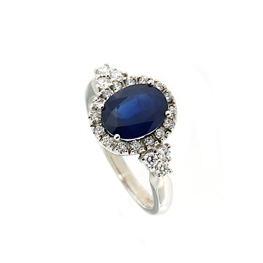 Anello con zaffiro e diamanti