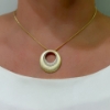 Collana con creola in argento satinato e zirconi